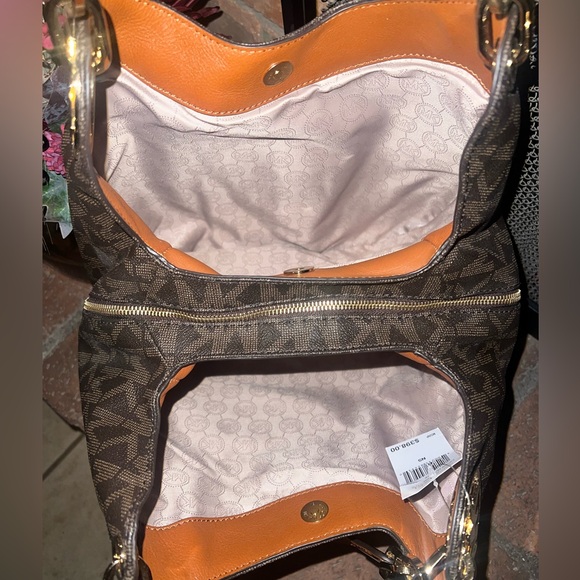 Michael Kors Shoulder Bag and wallet. - Picture 6 of 6